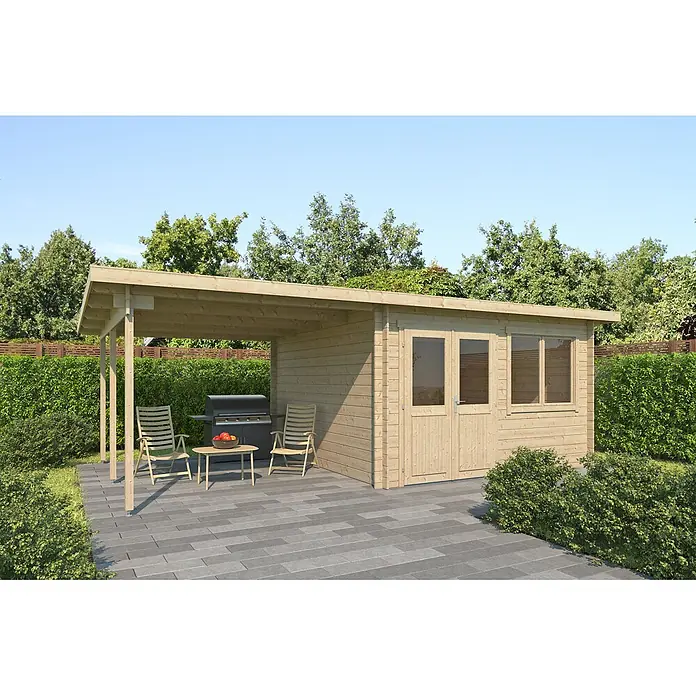 Fjordholz Gartenhaus Inga 28 Farbbehandlung Lichtgrau - Außenmaß inkl. Dachüberstand (B x T): 680,8 x 380 cm, Holz, Naturbelassen - Gartenschuppen aus Holz mit integrierter Pergola über gepflasterter Terrasse. Mit Grill und Sitzgelegenheiten.