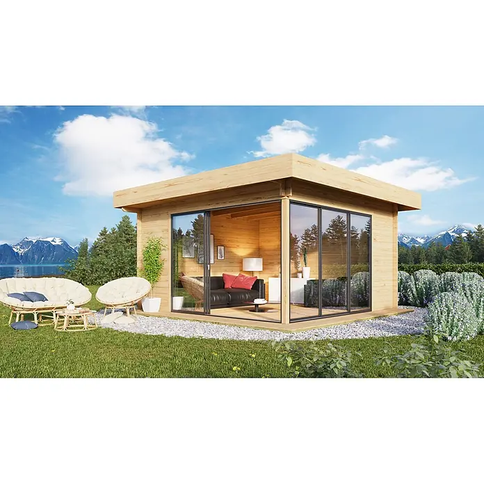 Fjordholz Gartenhaus - Außenmaß inkl. Dachüberstand (B x T): 440 x 440 cm, Holz, ohne Imprägnierung - Modernes Holzgartenbüro mit großen Glasschiebetüren, umgeben von Gras und Gartenmöbeln, vor einer Berg- und Seenlandschaft.