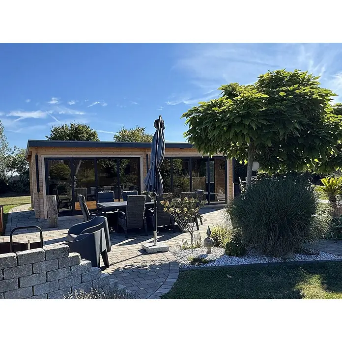 Fjordholz Gartenhaus - Außenmaß inkl. Dachüberstand (B x T): 820 x 415 cm, Holz, Naturbelassen - Modernes Gartenhaus aus Holz mit großen Glasfronten und einer Terrasse mit Sitzgelegenheiten.