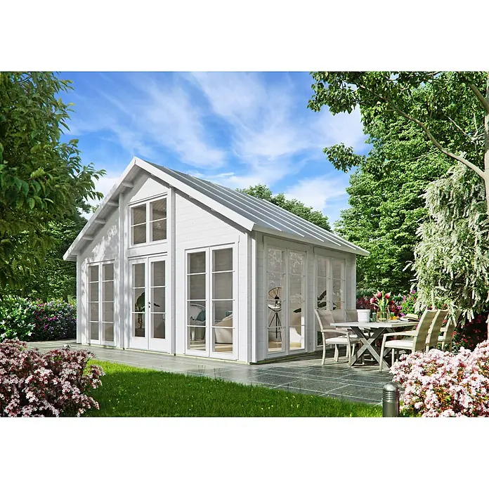 Fjordholz Gartenhaus Bern 70 - Außenmaß inkl. Dachüberstand (B x T): 620 x 415 cm, Holz, Farbbehandlung Carbongrau - Weißes Gartenhaus aus Holz mit großen Fenstern, in einem üppigen Garten mit Terrasse und Sitzgelegenheiten.