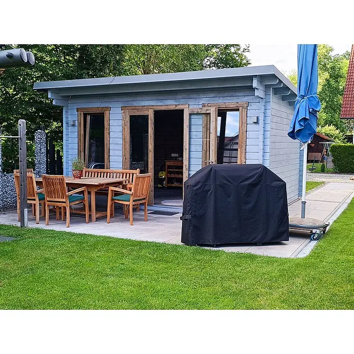 Fjordholz Gartenhaus Jacob 70 E - Außenmaß inkl. Dachüberstand (B x T): 480 x 360 cm, Holz, ohne Imprägnierung - Heller blauer Holzgartenschuppen mit Flachdach, großen Glastüren und Außenessbereich auf einer Terrasse.