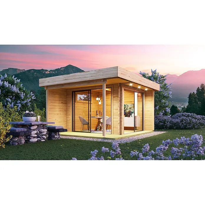 Fjordholz Gartenhaus - Außenmaß inkl. Dachüberstand (B x T): 448 x 398 cm, Holz, Grau Imprägnierung - Modernes Gartenhaus aus Holz mit großen Glastüren, bietet Innenwohnraum und Außenterrasse in natürlicher Landschaft.