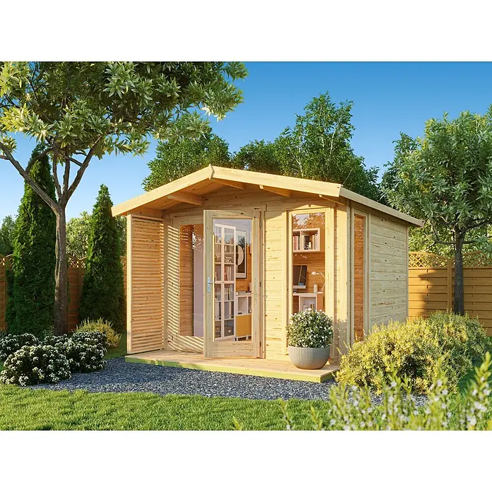 Fjordholz Gartenhaus Monica 28 C Farbbehandlung Schwedenrot - Außenmaß inkl. Dachüberstand (B x T): 318 x 378 cm, Holz, Naturbelassen - Hölzernes Gartenbüro mit offenen Türen und Seitenjalousien, innen eingerichtet, in einem grünen Garten.