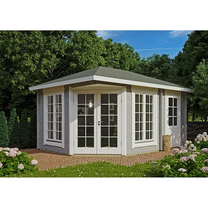 Fjordholz Gartenhaus Glasgow 44 A - Außenmaß inkl. Dachüberstand (B x T): 500 x 350 cm, Holz, Naturbelassen - Helles graues Gartenhaus aus Holz mit weißem Rahmen und dunkelgrünem Dach, mit mehreren Fenstern und Türen, in einem üppigen Garten.