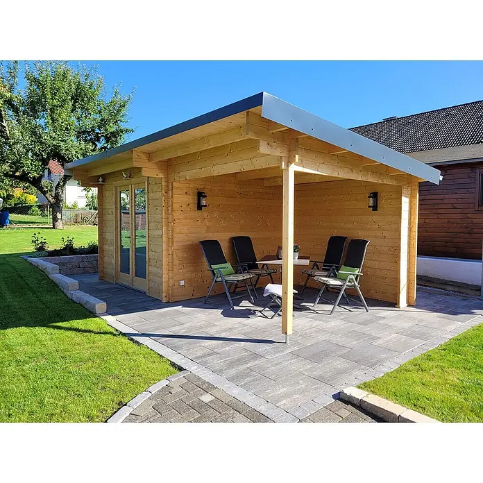 Fjordholz Gartenhaus Jacob 44 A mit Seitendach - Außenmaß inkl. Dachüberstand (B x T): 570 x 300 cm, Holz, Farblose Imprägnierung - Holz-Gartenhaus mit integrierter überdachter Terrasse, möbliert mit Stühlen und Tisch.