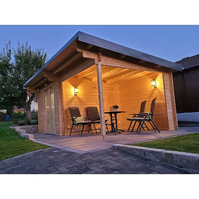 Fjordholz Gartenhaus Jacob 44 A mit Seitendach - Außenmaß inkl. Dachüberstand (B x T): 570 x 300 cm, Holz, Farblose Imprägnierung - Gartenhütte aus Holz mit beleuchteter überdachter Terrasse, inklusive Sitzbereich mit Stühlen und Tisch.