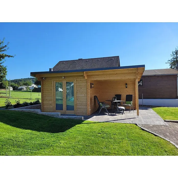 Fjordholz Gartenhaus Jacob 44 A mit Seitendach - Außenmaß inkl. Dachüberstand (B x T): 570 x 300 cm, Holz, Farblose Imprägnierung - Holzgartenhaus mit angebauter überdachter Terrasse und Außensitzgelegenheiten in einem sonnigen Garten.