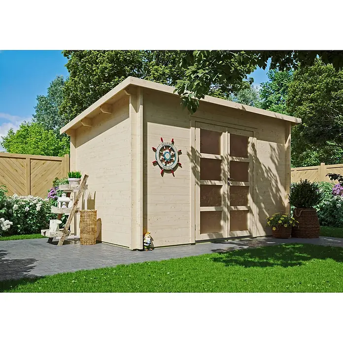 Fjordholz Gartenhaus Max 44 E Moderne-Tür (Milchglas) - Außenmaß inkl. Dachüberstand (B x T): 380 x 240 cm, Holz, ohne Imprägnierung - Helles Holzgartenhaus mit Doppeltüren und Flachdach, auf einer gepflasterten Terrasse im Garten. Mit Steuerrad dekoriert.