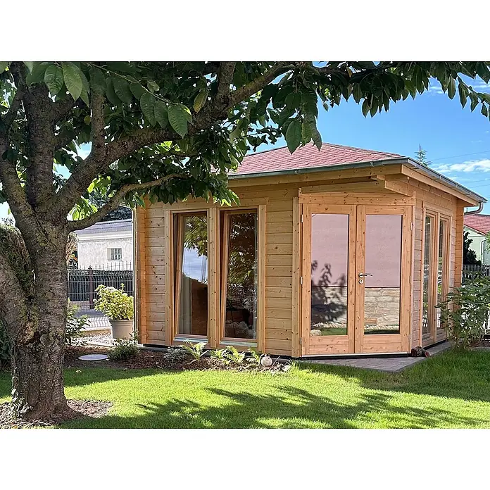 Fjordholz Gartenhaus Fargo 44 B - Außenmaß inkl. Dachüberstand (B x T): 380 x 380 cm, Holz, ohne Imprägnierung - Sonniges Gartenhaus aus Holz mit rotem Dach, großen Glastüren und Fenstern, in einem grünen Garten unter einem Baum.