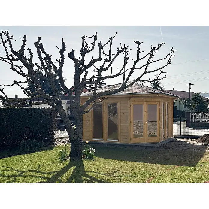 Fjordholz Gartenhaus Fargo 44 B - Außenmaß inkl. Dachüberstand (B x T): 380 x 380 cm, Holz, ohne Imprägnierung - Hellbraunes, sechseckiges Gartenhaus aus Holz mit Glastüren auf Rasenfläche.