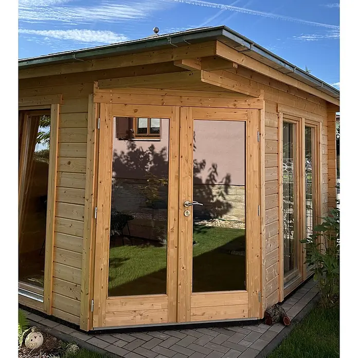 Fjordholz Gartenhaus Fargo 44 B - Außenmaß inkl. Dachüberstand (B x T): 380 x 380 cm, Holz, ohne Imprägnierung - Eck-Gartenhaus aus hellem Naturholz mit großen Glastüren und -fenstern, ausgestattet mit einem dunklen Rinnensystem.