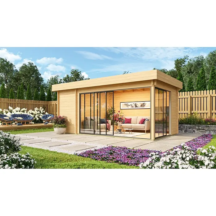 Fjordholz Gartenhaus - Außenmaß inkl. Dachüberstand (B x T): 595 x 320 cm, Holz, Grau Imprägnierung - Moderner Gartenraum aus hellem Holz mit großen Glasschiebetüren, eingerichtet als gemütliche Außenlounge in einem üppigen Garten.