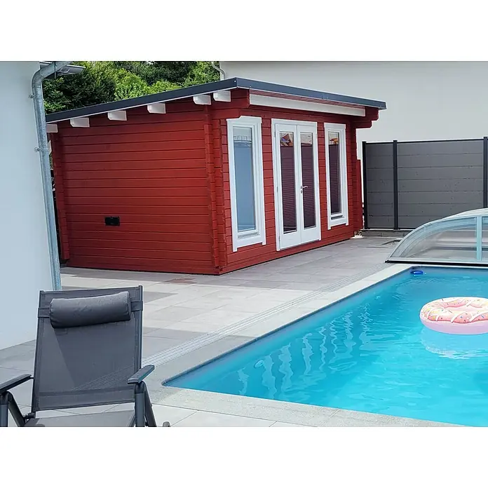 Fjordholz Gartenhaus Jacob 70 D - Außenmaß inkl. Dachüberstand (B x T): 480 x 300 cm, Holz, ohne Imprägnierung - Rotes Gartenhaus aus Holz mit weißen Fensterrahmen und dunklem Dach, neben einem Pool.