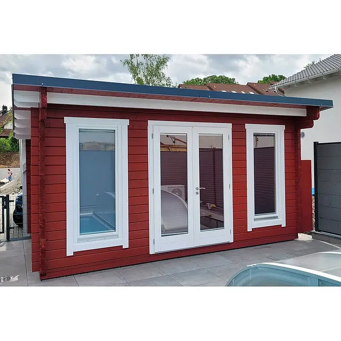 Fjordholz Gartenhaus Jacob 70 D - Außenmaß inkl. Dachüberstand (B x T): 480 x 300 cm, Holz, ohne Imprägnierung - Roter Holzgartenpavillon mit weißen Fenstern und Doppeltüren, versehen mit einem dunklen Flachdach.