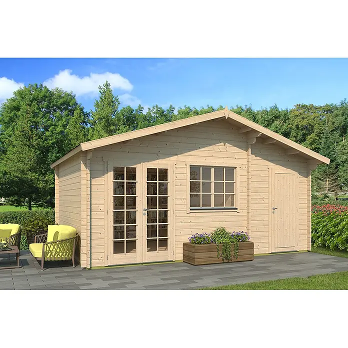 Fjordholz Gartenhaus Rolf 44 D Grau Imprägnierung - Außenmaß inkl. Dachüberstand (B x T): 598 x 400 cm, Holz, Naturbelassen - Helles Gartenhaus aus Holz mit doppelten Glastüren, Fenster und einer seitlichen Holztür, auf einer Terrasse mit Blumenkasten.