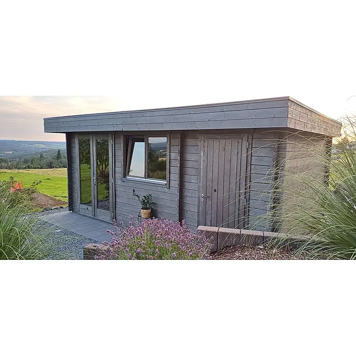 Fjordholz Gartenhaus Kurt 44 D Farblose Imprägnierung - Außenmaß inkl. Dachüberstand (B x T): 578 x 400 cm, Holz, Naturbelassen - Dunkelgraues Gartenhaus aus Holz mit Glastüren und Fenster, in natürlicher Landschaft.