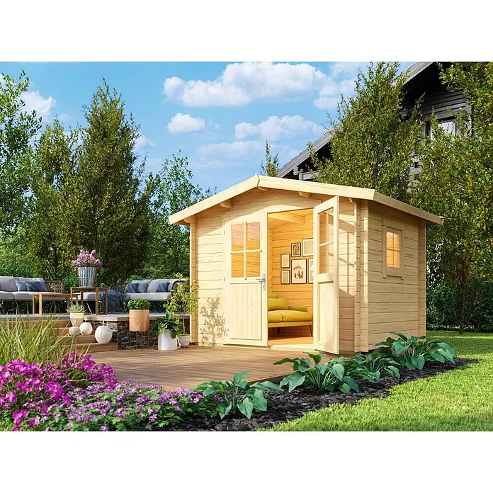 Fjordholz Gartenhaus Eliza 2E - Außenmaß inkl. Dachüberstand (B x T): 296 x 230 cm, Holz, Naturbelassen - Helles Gartenhaus aus Holz mit offenen Doppeltüren, mit gelbem Sofa und Bildern innen, auf Holzterrasse im Garten.