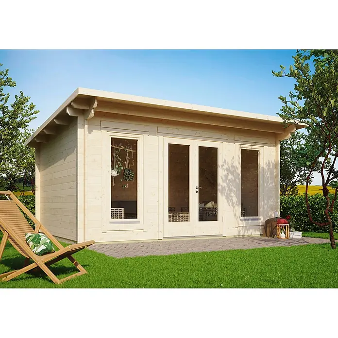 Fjordholz Gartenhaus Jacob 44 E - Außenmaß inkl. Dachüberstand (B x T): 471,2 x 351,2 cm, Holz, Farbbehandlung Schwedenrot - Helles Holz Gartenhaus mit Glastüren und Fenstern, auf gepflasterter Terrasse, umgeben von üppiger Vegetation.