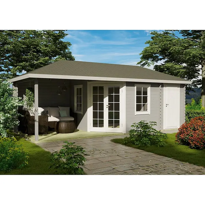 Fjordholz Gartenhaus Kiano 70 A - Außenmaß inkl. Dachüberstand (B x T): 720 x 320 cm, Holz, Farblose Imprägnierung - Graues Gartenhaus aus Holz mit grünem Dach und überdachter Terrassensitzecke im Garten.