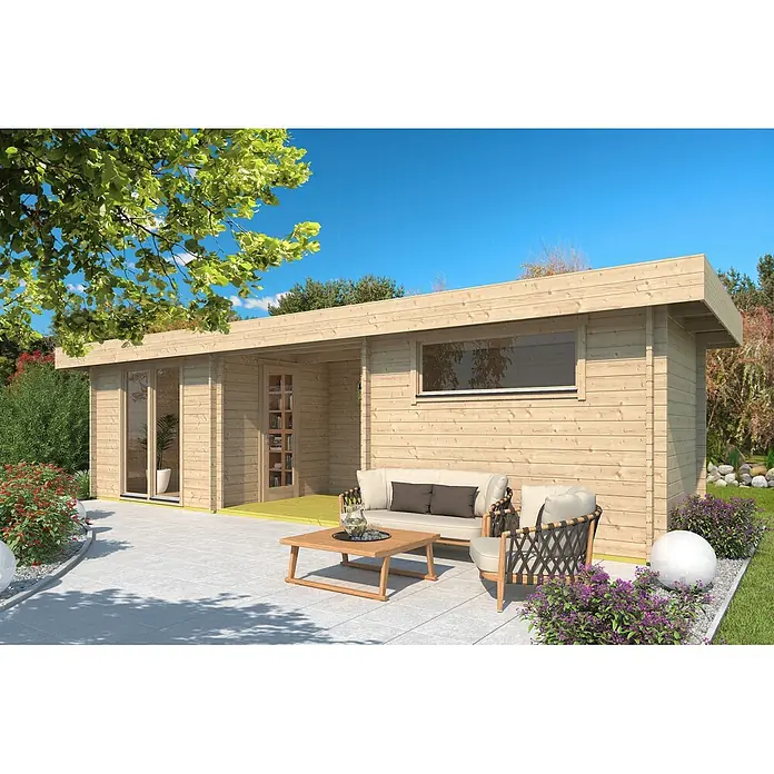 Fjordholz Gartenhaus Milan 44 Farbbehandlung Lichtgrau - Außenmaß inkl. Dachüberstand (B x T): 904 x 269,8 cm, Holz, Naturbelassen - Helles Holzgartenhaus mit Flachdach und großen Fenstern, auf einer Terrasse mit Outdoor-Lounge-Möbeln.