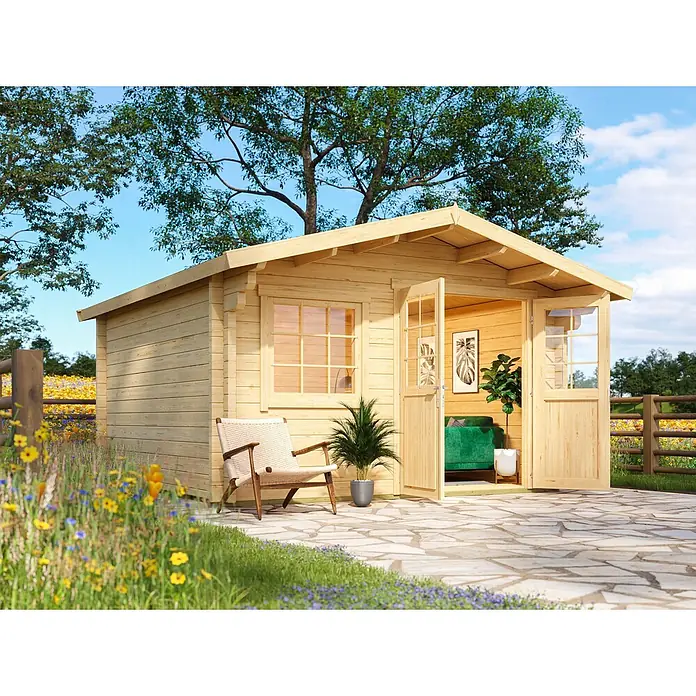Fjordholz Gartenhaus Berlin 70 C Classic - Außenmaß inkl. Dachüberstand (B x T): 380 x 440 cm, Holz, ohne Imprägnierung - Helle Gartenhütte aus Holz mit offener Tür und kleiner Terrasse, umgeben von Blumen und Bäumen.