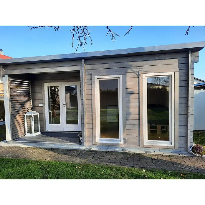 Fjordholz Gartenhaus Alba 44 - Außenmaß inkl. Dachüberstand (B x T): 558 x 418 cm, Holz, Farbbehandlung Schwedenrot - Moderner hellgrauer Holzgartenschuppen mit Flachdach, weißen Fenstern und Doppeltür, kleiner Veranda im Garten.