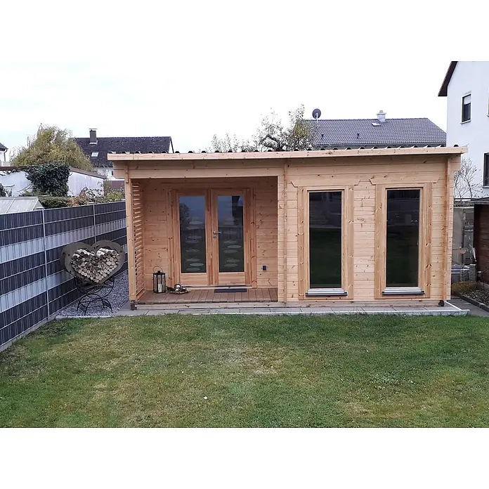 Fjordholz Gartenhaus Alba 44 - Außenmaß inkl. Dachüberstand (B x T): 558 x 418 cm, Holz, Farbbehandlung Schwedenrot - Helles Gartenhaus aus Holz mit kleiner Veranda und Glastüren/Fenstern, in einem Garten.