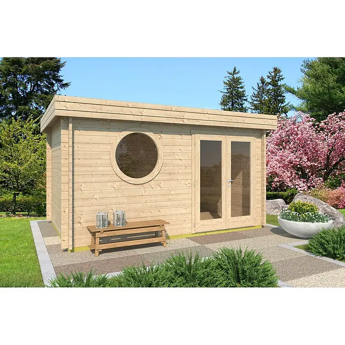 Fjordholz Gartenhaus Lola 44 Farbbehandlung Carbongrau - Außenmaß inkl. Dachüberstand (B x T): 448 x 298 cm, Holz, Naturbelassen - Helles Holzgartenhaus mit Flachdach, Rundfenster und Doppeltüren aus Glas, in einem Garten.