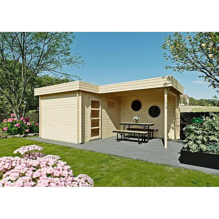 Fjordholz Gartenhaus Odina 28 A - Außenmaß inkl. Dachüberstand (B x T): 575 x 340 cm, Holz, Naturbelassen - Helles Gartenhaus aus Holz mit Flachdach und integrierter überdachter Terrasse, inklusive moderner Picknicktisch-Garnitur im Garten.