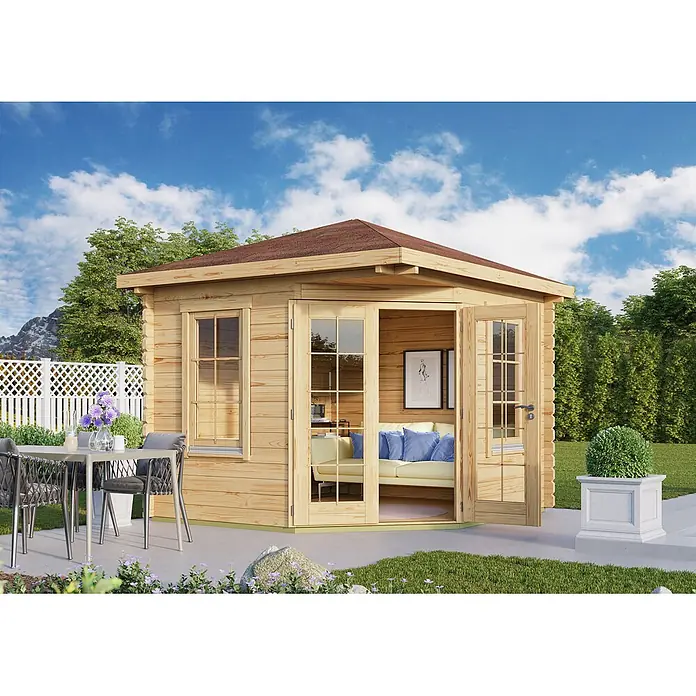 Fjordholz Gartenhaus Fico 44 - Außenmaß inkl. Dachüberstand (B x T): 298 x 298 cm, Holz, ohne Imprägnierung - Ein helles Gartenhaus aus Holz mit braunem Dach und offenen Doppeltüren, das ein Sofa im Inneren zeigt, auf einer Terrasse mit Essgruppe.
