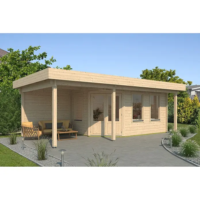 Fjordholz Gartenhaus Nora 44 I Klassik - Außenmaß inkl. Dachüberstand (B x T): 730 x 320 cm, Holz, Naturbelassen - Gartenhaus aus hellem Holz mit Flachdach, integrierter Veranda, großen Fenstern und Glastür auf einer modernen grauen Terrasse mit Sitzgelegenheiten.