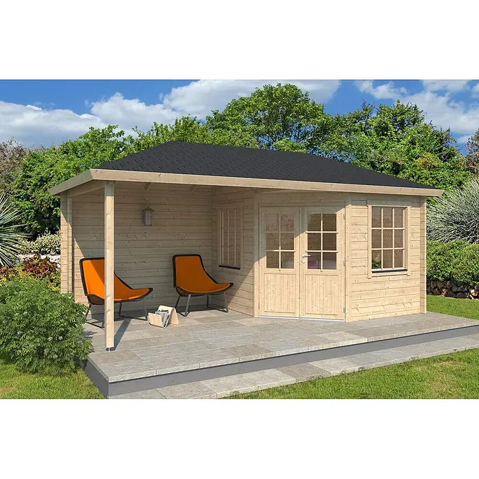 Fjordholz Gartenhaus Lenja 44 Grau Imprägnierung - Außenmaß inkl. Dachüberstand (B x T): 575,6 x 300 cm, Holz, Naturbelassen - Hellbraunes Holzgartenhaus mit schwarzem Dach und überdachter Terrasse, möbliert mit zwei orangen Stühlen.