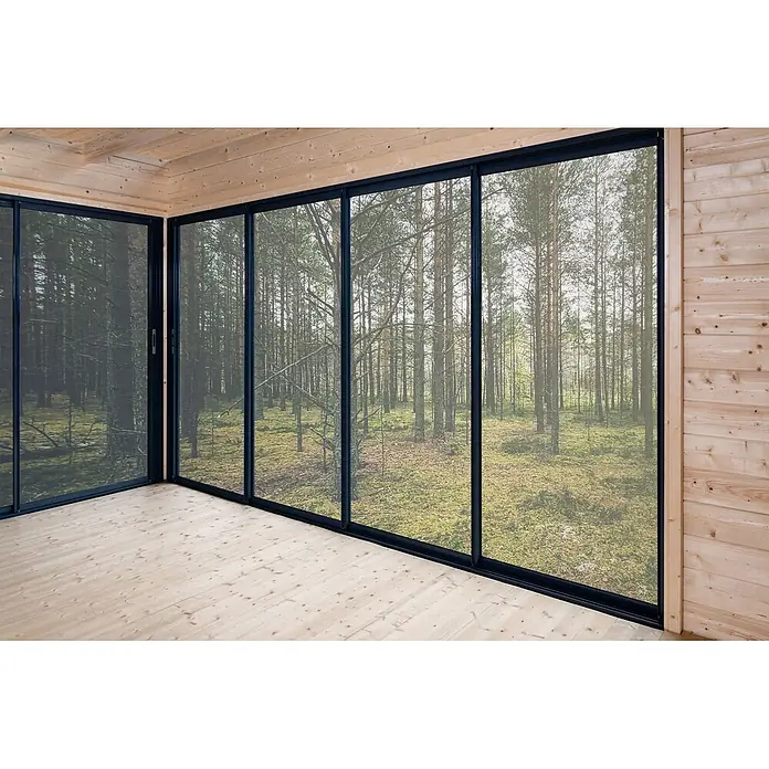 Fjordholz Gartenhaus - Außenmaß inkl. Dachüberstand (B x T): 478 x 358 cm, Holz, Grau Imprägnierung - Raum mit schwarzen Glasschiebetüren, die einen Panoramablick auf einen Wald bieten. Helle Holzwände, Decke und Boden.