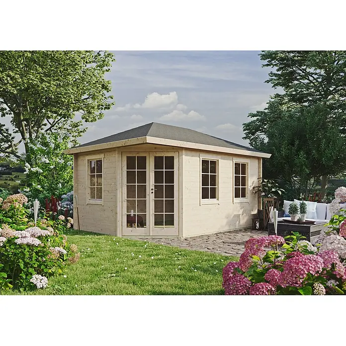 Fjordholz Gartenhaus Kiano 44 D Grau Imprägnierung - Außenmaß inkl. Dachüberstand (B x T): 470 x 320 cm, Holz, Naturbelassen - Helles Gartenhaus aus Holz mit dunklem Dach, umgeben von Pflanzen und Blumen, mit mehreren Fenstern und Doppeltür.