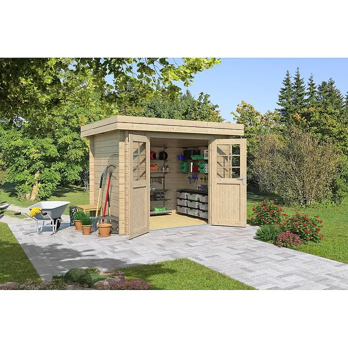 Fjordholz Gartenhaus Linz 28 A Grau Imprägnierung - Außenmaß inkl. Dachüberstand (B x T): 268 x 208 cm, Holz, Naturbelassen - Hölzernes Gartenhaus mit offenen Türen, das organisierte Regale im Inneren zeigt. Auf einem gepflasterten Weg im Garten.