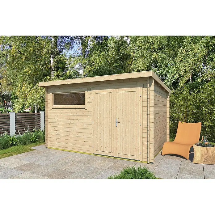 Fjordholz Gartenhaus Gent 28 E - Außenmaß inkl. Dachüberstand (B x T): 388 x 298 cm, Holz, Farblose Imprägnierung - Ein heller Holz-Gartenschuppen mit Flachdach, großem Fenster und Doppeltüren, auf einer gepflasterten Terrasse im Garten.