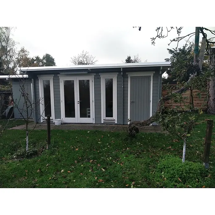 Fjordholz Gartenhaus Jacob 44 C mit Abstellraum - Außenmaß inkl. Dachüberstand (B x T): 570 x 360 cm, Holz, Kiefer/Pinie Imprägnierung - Ein graues Gartenhaus aus Holz mit weißen Türen und Fenstern in einem grünen Garten.