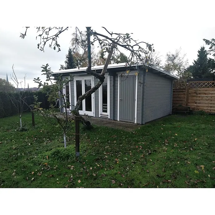 Fjordholz Gartenhaus Jacob 44 C mit Abstellraum - Außenmaß inkl. Dachüberstand (B x T): 570 x 360 cm, Holz, Kiefer/Pinie Imprägnierung - Moderner grauer Gartenpavillon mit weißen Türen und Fenstern.