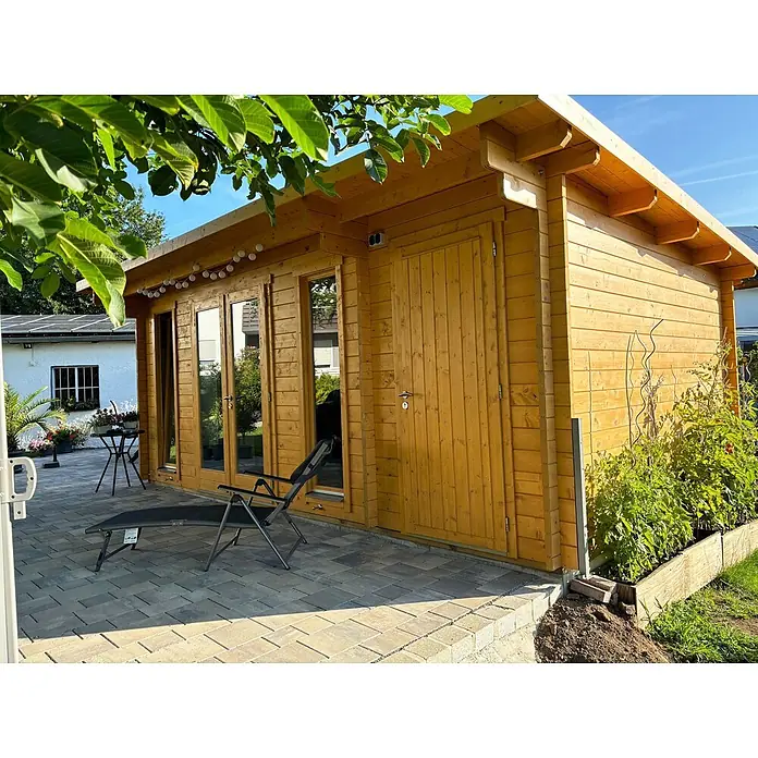 Fjordholz Gartenhaus Jacob 44 C mit Abstellraum - Außenmaß inkl. Dachüberstand (B x T): 570 x 360 cm, Holz, Kiefer/Pinie Imprägnierung - Sonniges, hellbraunes Holzgartenhaus mit Glastüren, Massivtür und gepflasterter Terrasse mit Sitzgelegenheiten. Ideal für Outdoor oder Lagerung.