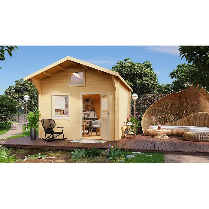 Fjordholz Gartenhaus Sönke 44 B - Außenmaß inkl. Dachüberstand (B x T): 388 x 488 cm, Holz, ohne Imprägnierung - Kleines helles Holz-Blockhaus mit offener Tür, Fenstern und einer umlaufenden Terrasse mit Gartenmöbeln in einer grünen Gartenanlage.