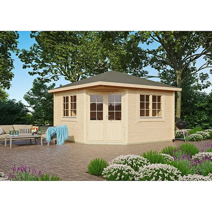 Fjordholz Gartenhaus Cati 70 Klassik - Außenmaß inkl. Dachüberstand (B x T): 415 x 415 cm, Holz, Naturbelassen - Ein helles Holzgartenhaus mit dunkelgrauem Dach, auf einer gepflasterten Terrasse mit Gartenmöbeln und Pflanzen.