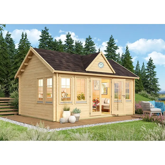 Fjordholz Gartenhaus Teehaus Leeds 44 - Außenmaß inkl. Dachüberstand (B x T): 550 x 400 cm, Holz, Kiefer/Pinie Imprägnierung - Ein helles Holzgartenhaus mit dunkelbraunem Dach und kleiner Terrasse, eingebettet in eine Naturlandschaft.