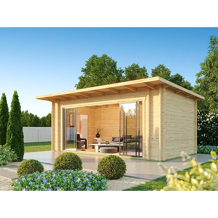 Fjordholz Gartenhaus Starla 44 E - Außenmaß inkl. Dachüberstand (B x T): 620 x 325 cm, Holz, Grau Imprägnierung - Modernes Holz-Gartenzimmer mit Flachdach und großen Glasschiebetüren, zeigt ein möbliertes Interieur im Garten.