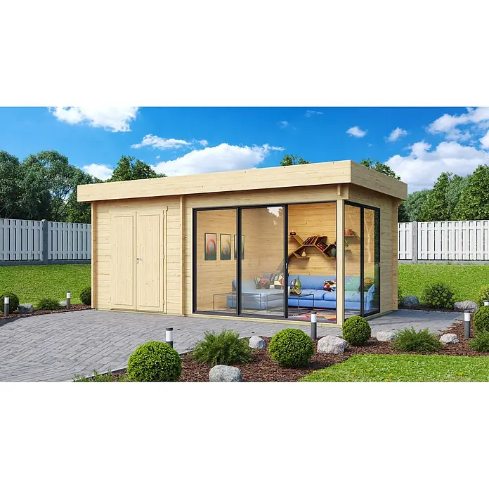 Fjordholz Gartenhaus - Außenmaß inkl. Dachüberstand (B x T): 595 x 320 cm, Holz, Grau Imprägnierung - Helles Gartenhaus aus Holz mit Flachdach, großen Glasschiebetüren, die einen Wohnbereich zeigen, und separaten Lagertüren im Garten.