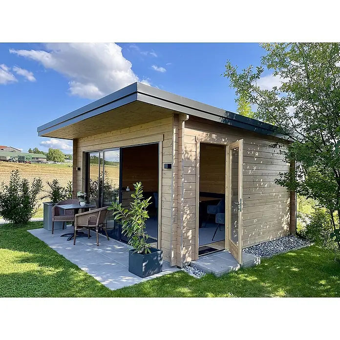 Fjordholz Gartenhaus - Außenmaß inkl. Dachüberstand (B x T): 470 x 480 cm, Holz, Grau Imprägnierung - Modernes Gartenhaus aus Holz mit Flachdach, großen Glastüren und kleiner Terrasse mit Sitzgelegenheiten in einem grünen Garten.