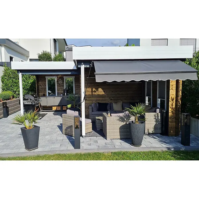 Fjordholz Gartenhaus Fred 44 Grau Imprägnierung - Außenmaß inkl. Dachüberstand (B x T): 573,2 x 573,2 cm, Holz, Naturbelassen - Moderne graue Pergola überdacht eine Außenküche und Lounge mit ausfahrbarer Markise.
