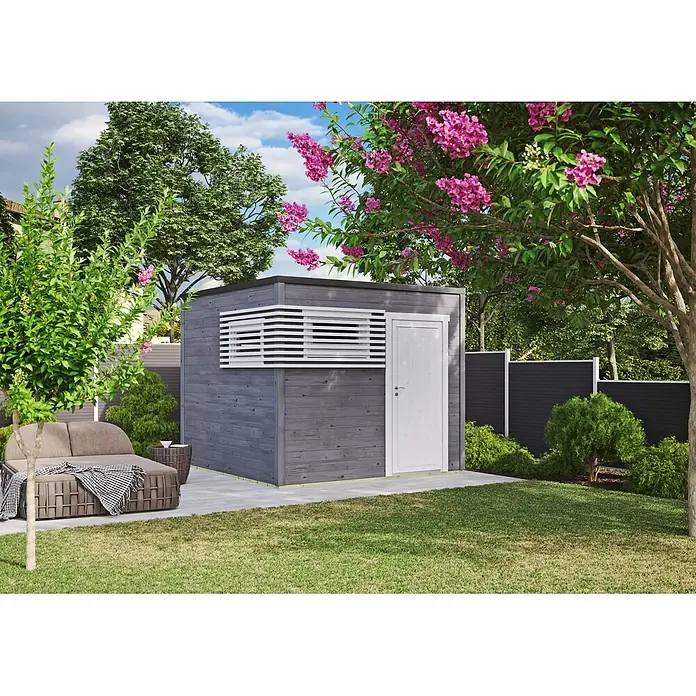 Fjordholz Gartenhaus Q-BIC Modern 44 A - Außenmaß inkl. Dachüberstand (B x T): 298 x 306,8 cm, Holz, Farbbehandlung Schwedenrot - Moderner grauer Holz-Gartenschuppen mit weißer Tür und weißen Lamellenfenstern, in einem üppigen Garten mit Terrasse.