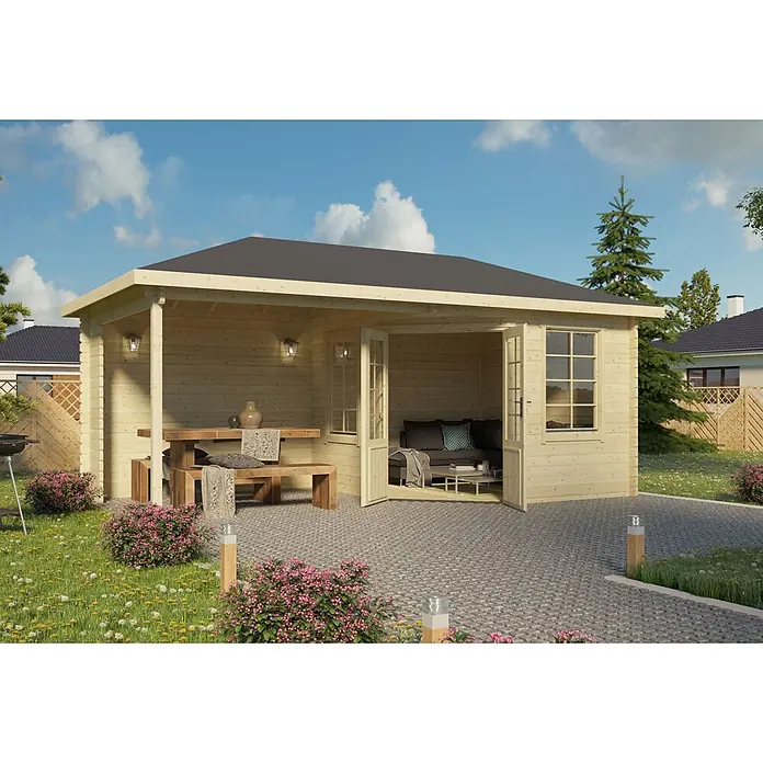 Fjordholz Gartenhaus Helsingborg 40 - Außenmaß inkl. Dachüberstand (B x T): 576 x 300 cm, Holz, Naturbelassen - Helles Holz-Gartenhaus mit dunklem Dach, offener Essveranda und geschlossenem Loungebereich auf einer gepflasterten Terrasse.