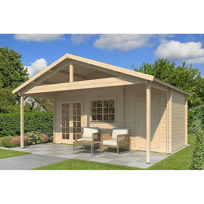 Fjordholz Gartenhaus Rolf 44 D mit Vordach - Außenmaß inkl. Dachüberstand (B x T): 598 x 574 cm, Holz, Farblose Imprägnierung - Gartenhaus aus hellem Holz mit überdachter Terrasse und Gartenmöbeln, in einem grünen Garten unter blauem Himmel.