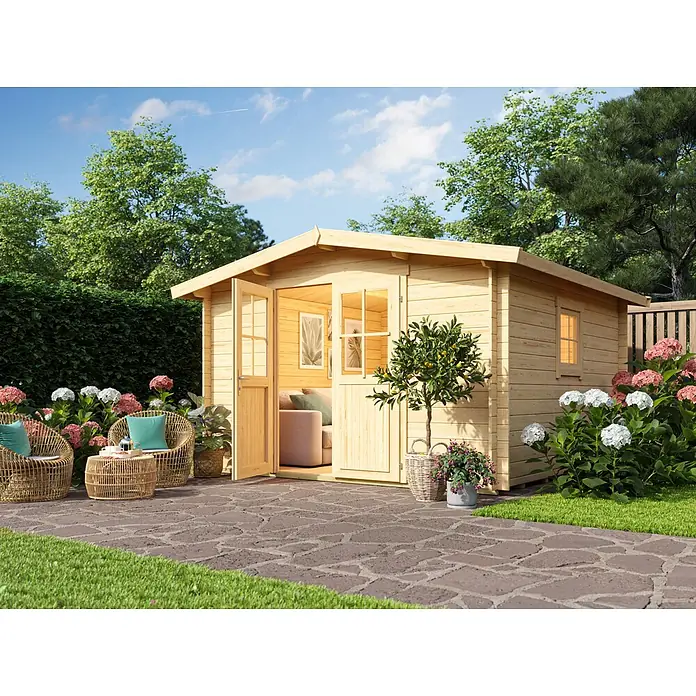 Fjordholz Gartenhaus Eliza 5E - Außenmaß inkl. Dachüberstand (B x T): 356 x 356 cm, Holz, Naturbelassen - Ein helles Gartenhaus aus Holz mit geöffneten Türen, das einen Innenbereich mit Lounge-Möbeln auf einer Steinterrasse im Garten zeigt.